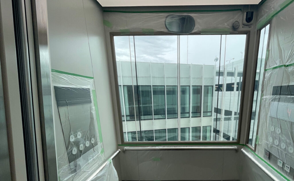 七欧産業株式会社施工：札幌市白石区役所様庁舎内エレベーターのガラスフィルム施工前の様子