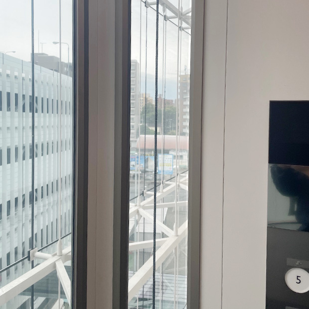 札幌市白石区役所様庁舎内エレベーターのガラス