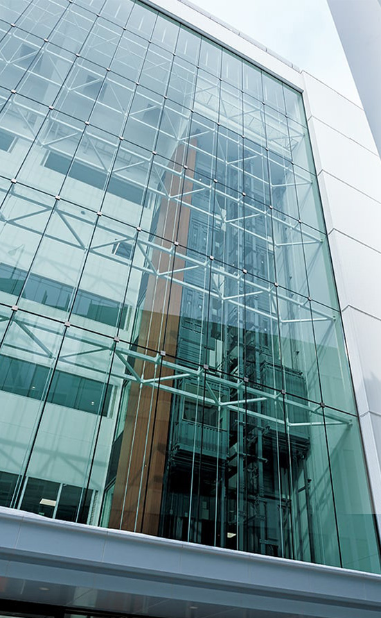 七欧産業株式会社施工：札幌市白石区役所様庁舎の外から見た景色