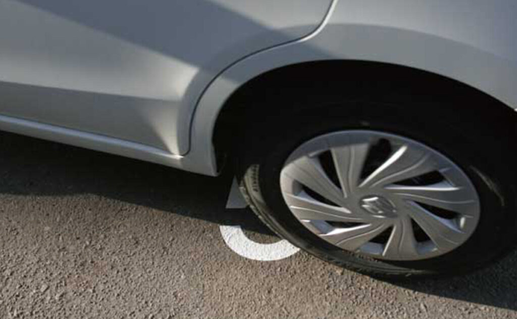 コンクリート・アスファルトに貼れるステッカーと車のタイヤ