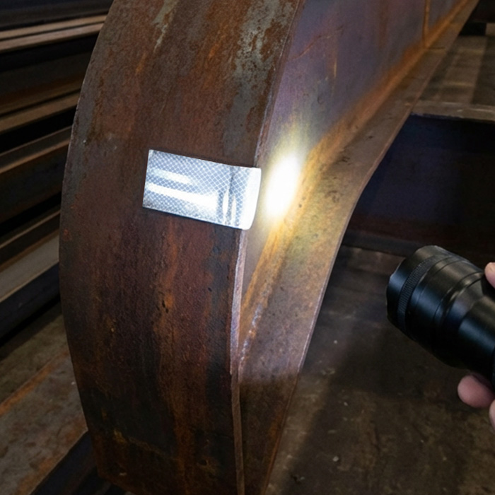 「HARIKIRI FACTORY（ハリキリファクトリー）」で販売中の高輝度反射ステッカーが貼られた支柱